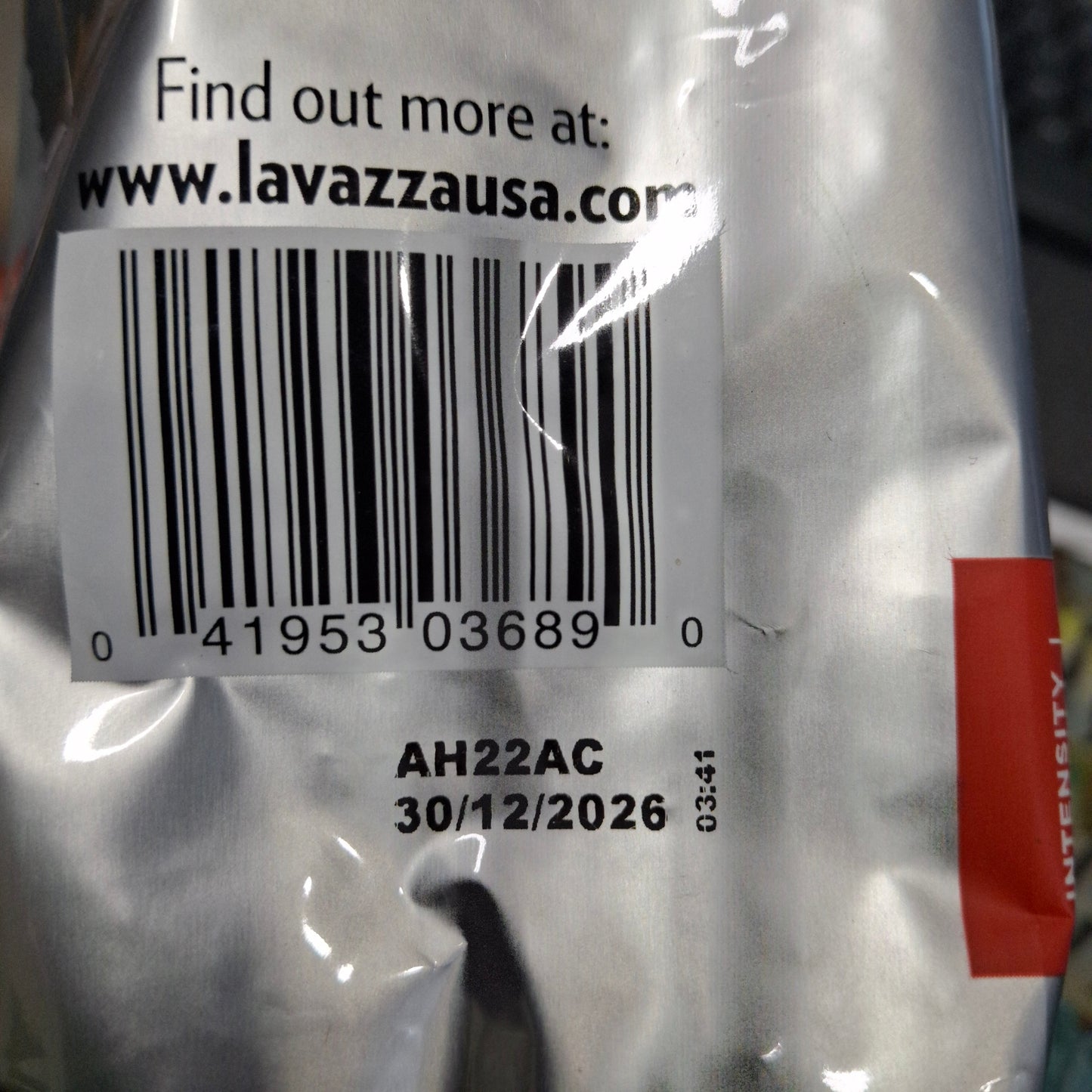 Lavazza Qualità Rossa Whole Bean Coffee - Velvety Medium Roast, Rich Chocolate Notes, Arabica & Robusta Blend, 2.2lb Bag